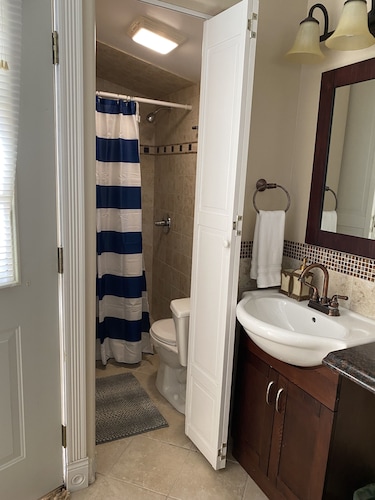 Hidden Gem! 1-bedroom studio, WIFI and Parking.
