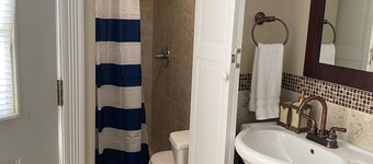 Hidden Gem! 1-bedroom studio, WIFI and Parking.