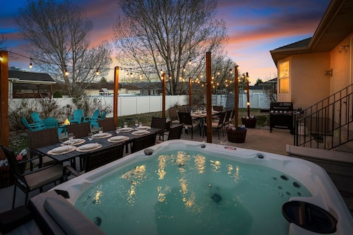 🏠Private home with hot tub. Beds for 32!