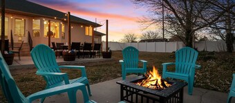 🏠Private home with hot tub. Beds for 32!