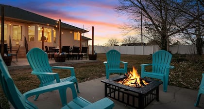 🏠Private home with hot tub. Beds for 32!