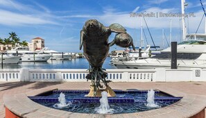 Marina - Stunning 3BR Modern Retreat, 20min to Beaches & Downtown, Pondside Bliss (Bradenton)