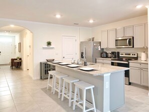 Fridge, microwave, oven, stovetop - Stunning 3BR Modern Retreat, 20min to Beaches & Downtown, Pondside Bliss (Bradenton)