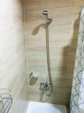 Duschwanne, Haartrockner, Bidet, Handtücher