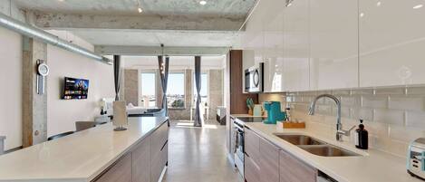 Geladeira, micro-ondas, fogão, cooktop