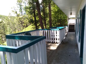 Free WiFi, bed sheets - Apple Tree Inn (Radium Hot Springs)