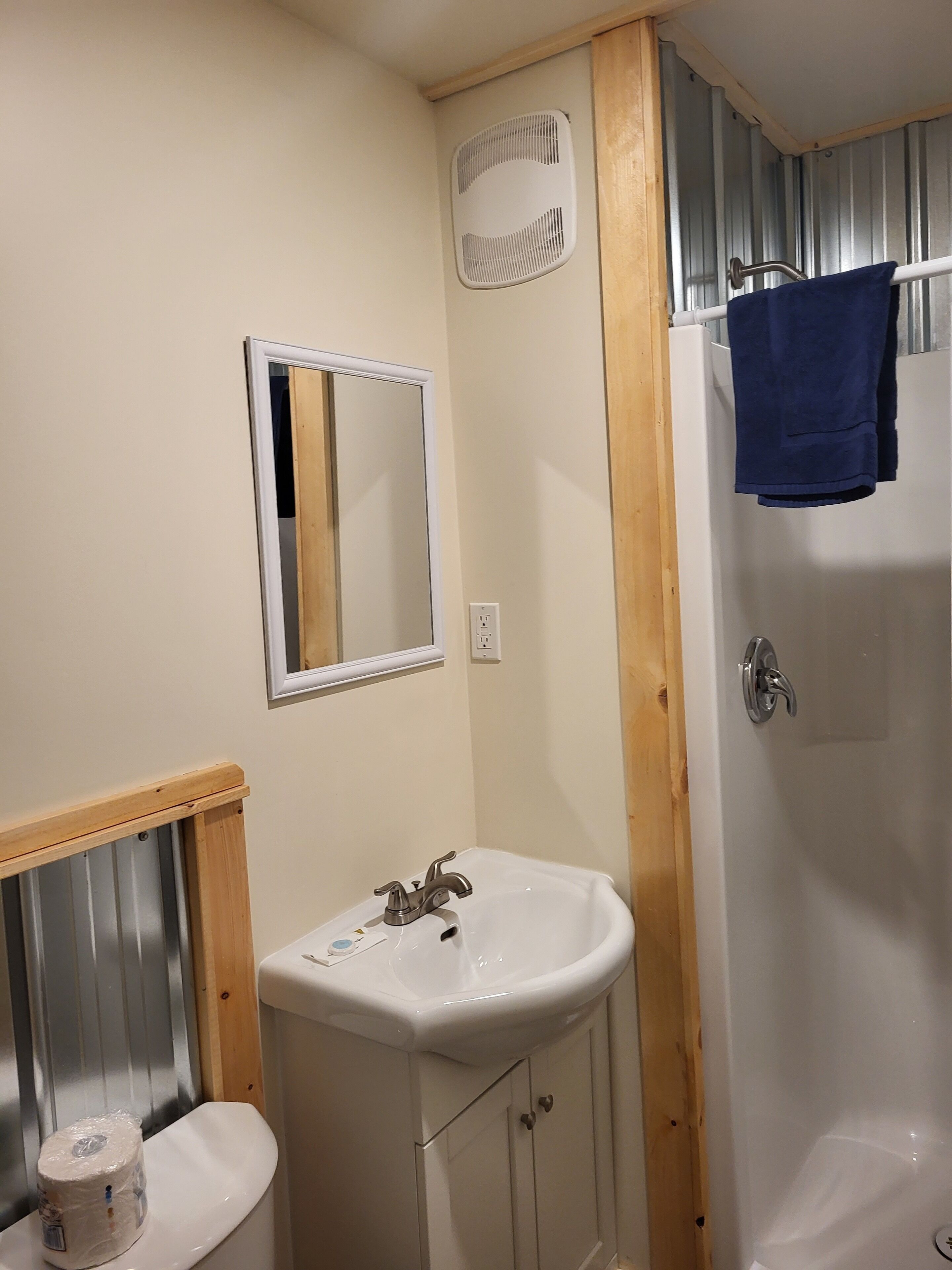 standard queen room, 1 queen bed (not pet friendly) | bathroom | free toiletries, towels, soap, shampoo