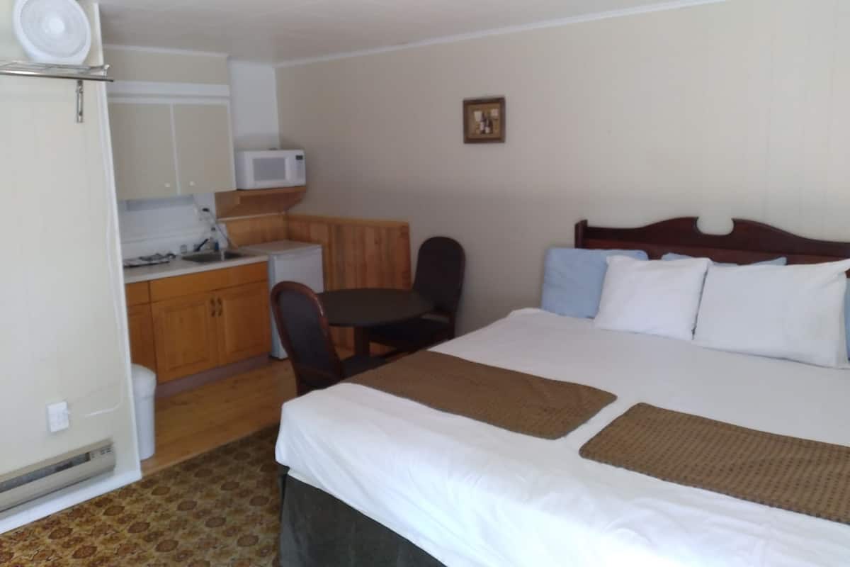 King Room, 1 King Bed w/kitchenette (Not Pet Friendly) | Living area