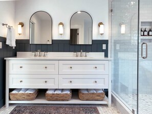 Bañera, secador de pelo y toallas
