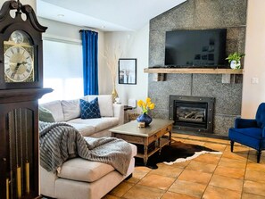 Smart TV, fireplace, video games, books - Waterfront Oasis with Pool, Hot Tub & Pet Friendly (Kelowna)