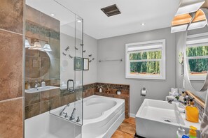 Combined shower/bathtub, hair dryer, towels, soap - Waterfront Oasis with Pool, Hot Tub & Pet Friendly (Kelowna)