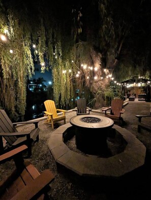 Terrace/patio - Waterfront Oasis with Pool, Hot Tub & Pet Friendly (Kelowna)