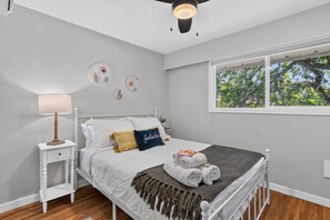 3 bedrooms, desk, iron/ironing board, travel cot - Waterfront Oasis with Pool, Hot Tub & Pet Friendly (Kelowna)