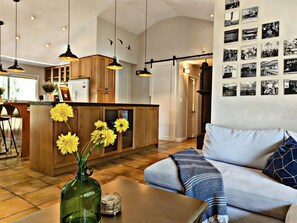 Lobby - Waterfront Oasis with Pool, Hot Tub & Pet Friendly (Kelowna)