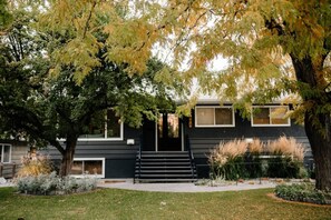 Exterior - Waterfront Oasis with Pool, Hot Tub & Pet Friendly (Kelowna)