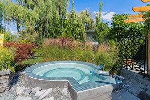 Outdoor spa tub - Waterfront Oasis with Pool, Hot Tub & Pet Friendly (Kelowna)