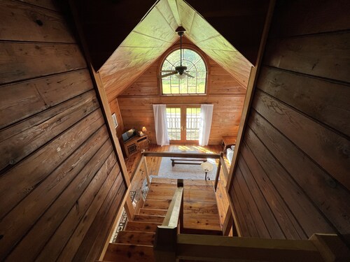 Cozy little cabin with creek access.  Great for fishing or tubing!