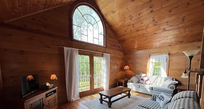 Cozy little cabin with creek access. Great for fishing or tubing!