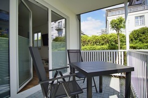 Outdoor dining - Terrace, free use of the AHOI adventure pool and sauna - Villa Karola FeWo 02 - (Göhren)