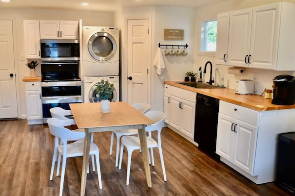 KĂŒhlschrank, Mikrowelle, Ofen, Herdplatte