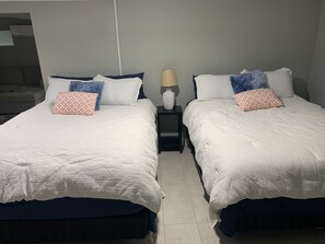 1 dormitorio, escritorio, tabla de planchar con plancha y wifi