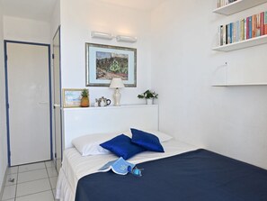 3 bedrooms, travel cot, WiFi, bed sheets
