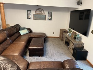 Smart TV, caminetto, tavolo da ping pong, libri