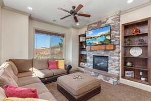 Televisión, chimenea y reproductor de DVD 