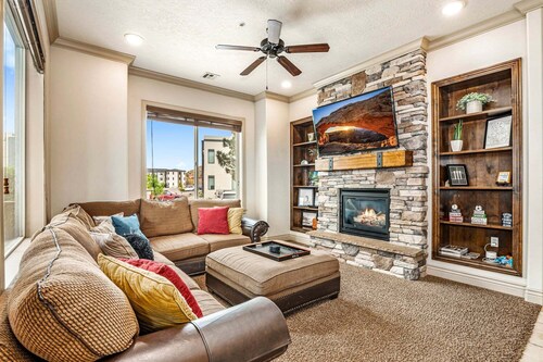Coral Springs Resort H2, Community Pool, Lazy River, Water Slide, Private Spacious Patio