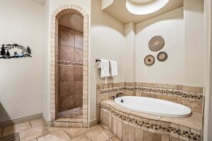 Combined shower/tub, hair dryer, towels - Coral Springs Resort H2, Community Pool, Lazy River, Water Slide, Private Spacious Patio (Hurricane)