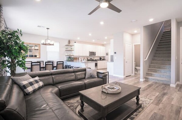 Smart TV, video games, books, stereo - Beautiful 3 bedroom house with heated modern pool (Las Vegas)