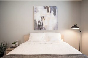 3 bedrooms, desk, iron/ironing board, travel crib - Beautiful 3 bedroom house with heated modern pool (Las Vegas)