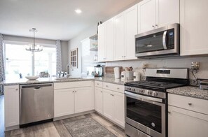 Fridge, microwave, oven, stovetop - Beautiful 3 bedroom house with heated modern pool (Las Vegas)