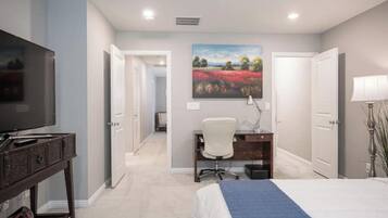 3 habitaciones, escritorio y tabla de planchar con plancha