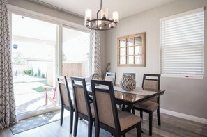 Dining - Beautiful 3 bedroom house with heated modern pool (Las Vegas)