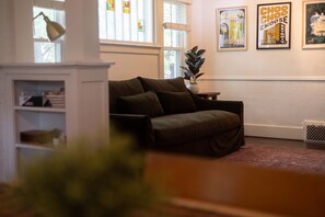 Interior - 2-bedroom vacation home just 17 minutes drive to Ford Field (Royal Oak)