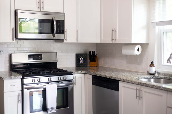 Refrigerador, microondas, horno y parrilla de estufa 