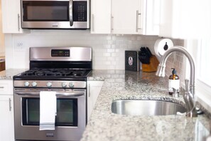 Fridge, microwave, oven, stovetop - 2-bedroom vacation home just 17 minutes drive to Ford Field (Royal Oak)