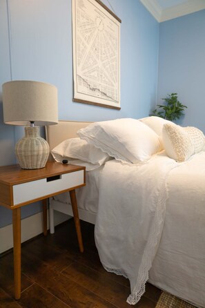 2 habitaciones, tabla de planchar con plancha y cuna de viaje 