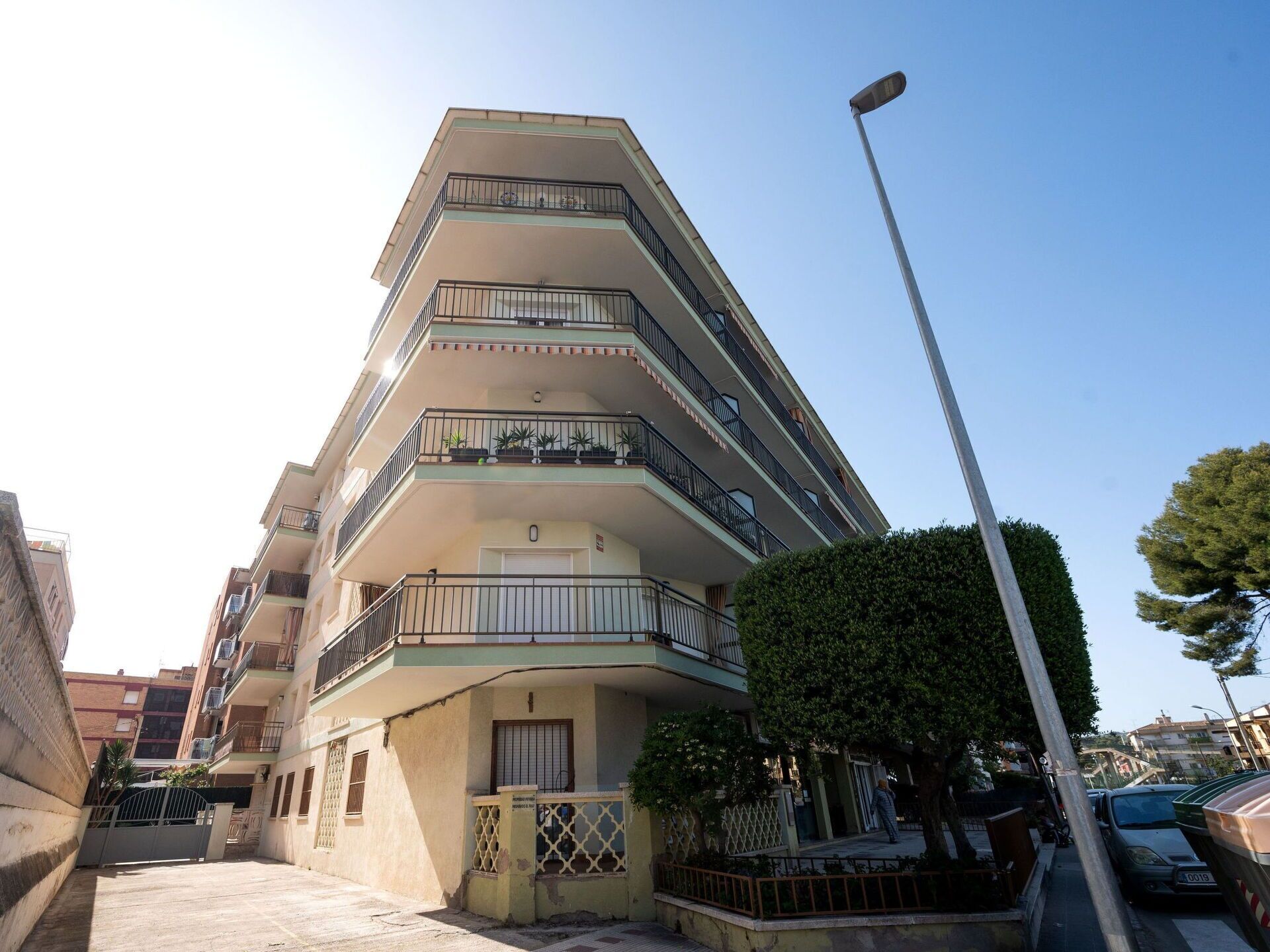 Sky, Building, Street Light, Plant, Tree, Window, Urban Design, Stairs, Facade, Condominium