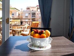 Outdoor dining - Beautiful apartment for 4 people with WIFI, A/C, TV and balcony (Calafell)