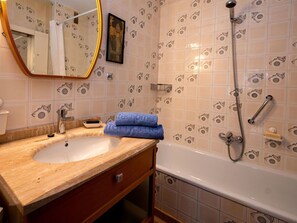Bathroom - Cosy apartment for 4 people with WIFI, A/C, TV and balcony (Calafell)