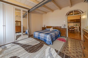 1 dormitorio, escritorio, tabla de planchar con plancha y wifi gratis