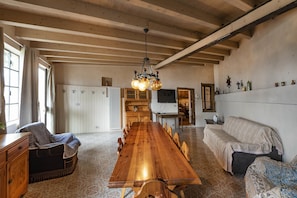 Una televisión, una chimenea