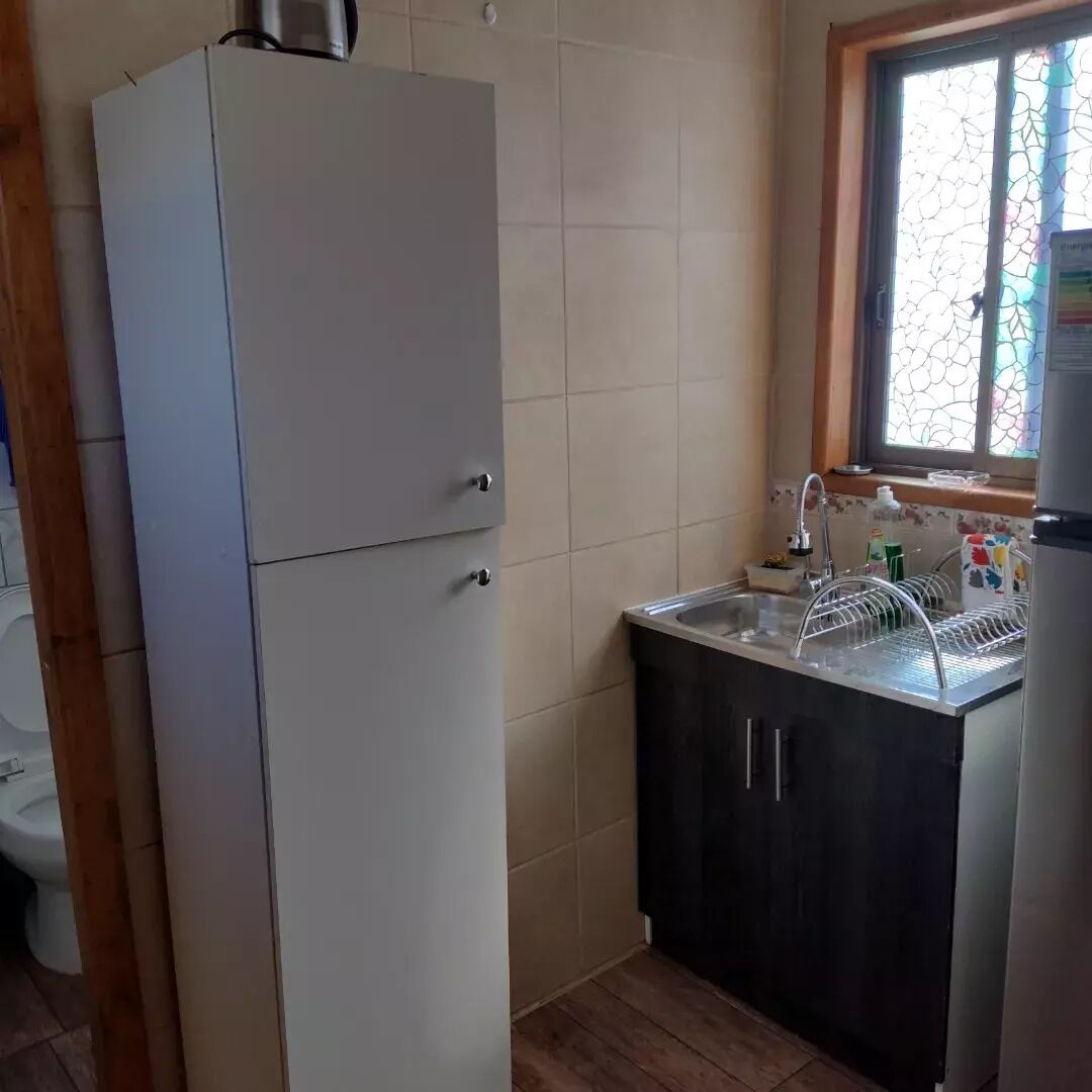 Mikrobølgeovn, vannkoker, kjøkkenutstyr og spisebord