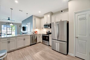 ثلاجة/مجمد بحجم كبير، ميكروويف، غسالة أطباق، محمصة خبز