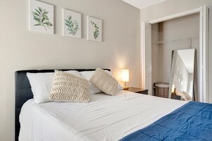 Navy Room, Shared Bath | Down comforters, desk, laptop workspace, free WiFi