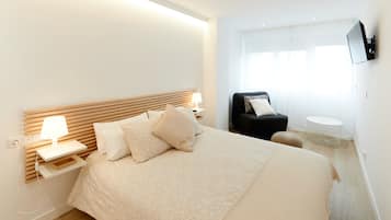 1 slaapkamer, een bureau, geluiddichte muren