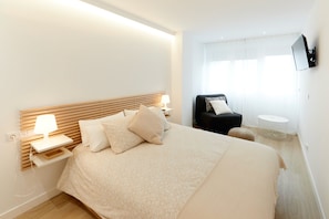 1 chambre, bureau, système d’insonorisation, fer et planche à repasser
