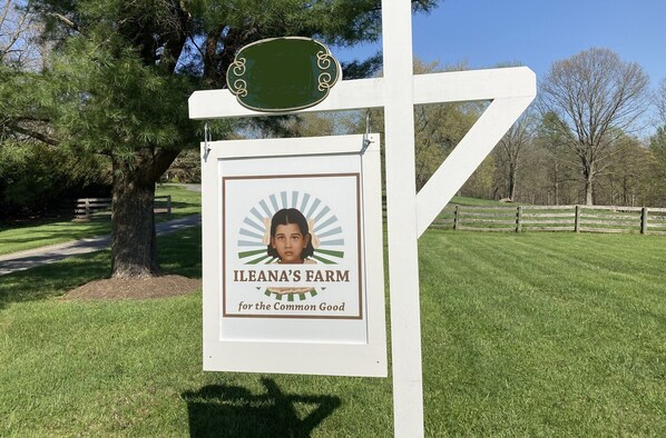 Schild für Ileana's Farm mit einem Logo und dem Text "für das Gemeinwohl".